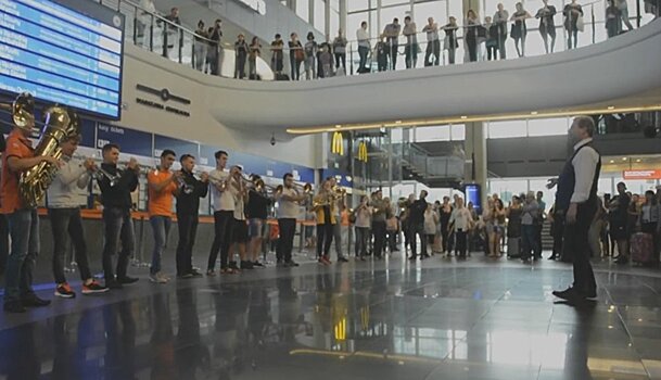 Перед "Классикой у Ратуши" музыканты устроили флешмоб в Варшаве