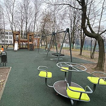 Покрытие детской площадки на Коненкова вновь пришло в негодность