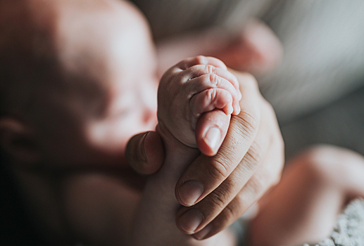 Жена комика Соболева показала кормление ребенка грудью на видео