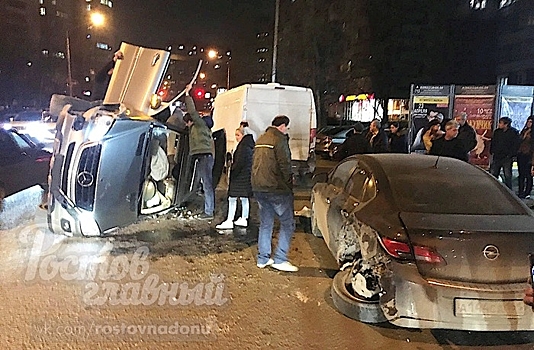 В Ростове после столкновения с Opel перевернулся Mercedes-Benz