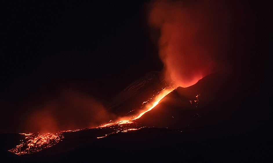 16 марта 2017 года во время очередной активности  вулкана пострадали десять человек, в том числе сотрудники службы новостей BBC. 