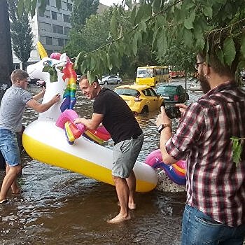 «Киевляне не опускают руки»: украинцы придумали, как передвигаться по затопленной столице