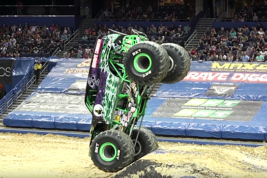 Видео: монстр-трак ездит на передних колесах