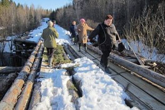 «И мост трухлявый». Жители Улитино не могут выбраться из своего посёлка