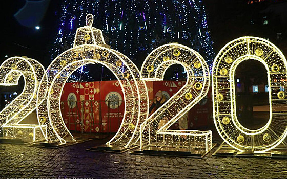 От Парада Дедов Морозов до огненного шоу. Лучшие фото «Новогодней столицы»