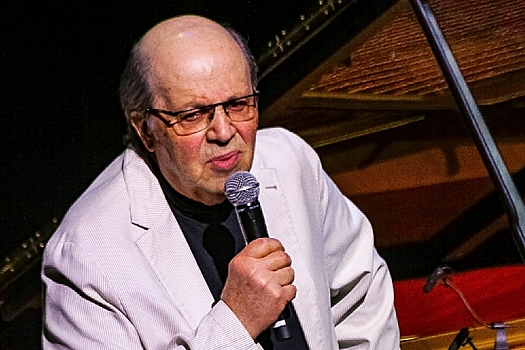 Известного музыканта Бриля срочно увезли в больницу из-за сердца