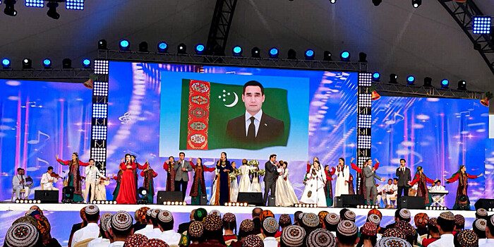 Лучшим выпускникам школ в Туркменистане вручили подарки от имени президента