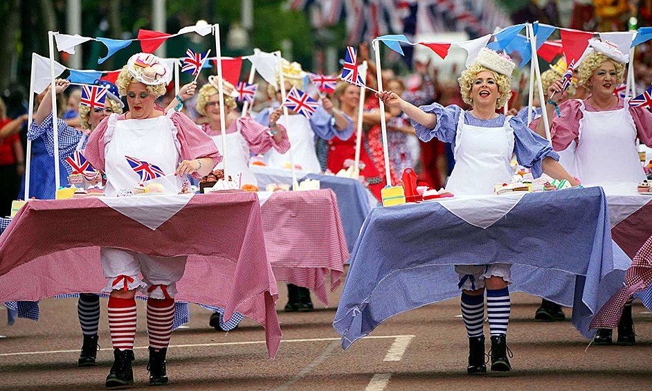 Случае параде. Парад в день рождения королевы. Парад карнавал в Лондоне. Карнавальные шествия в России. Красочный парад.