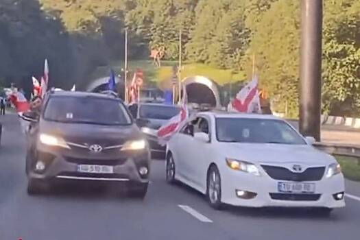 Несколько колонн автомобилей выехали для «мирного свержения власти» в Грузии