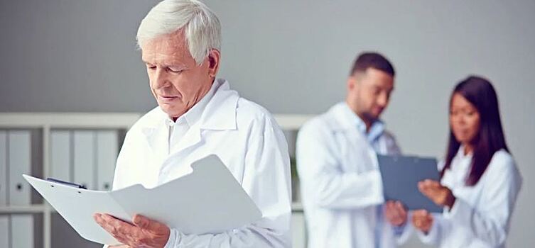 В Севастополе призвали врачей-пенсионеров помочь в борьбе с COVID