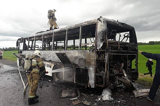 На трассе в Тюменской области вспыхнул автобус с людьми