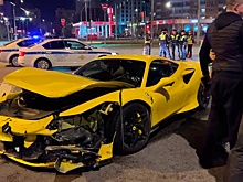 Люксовый спорткар стоимостью около 30 млн рублей попал в ДТП в Москве