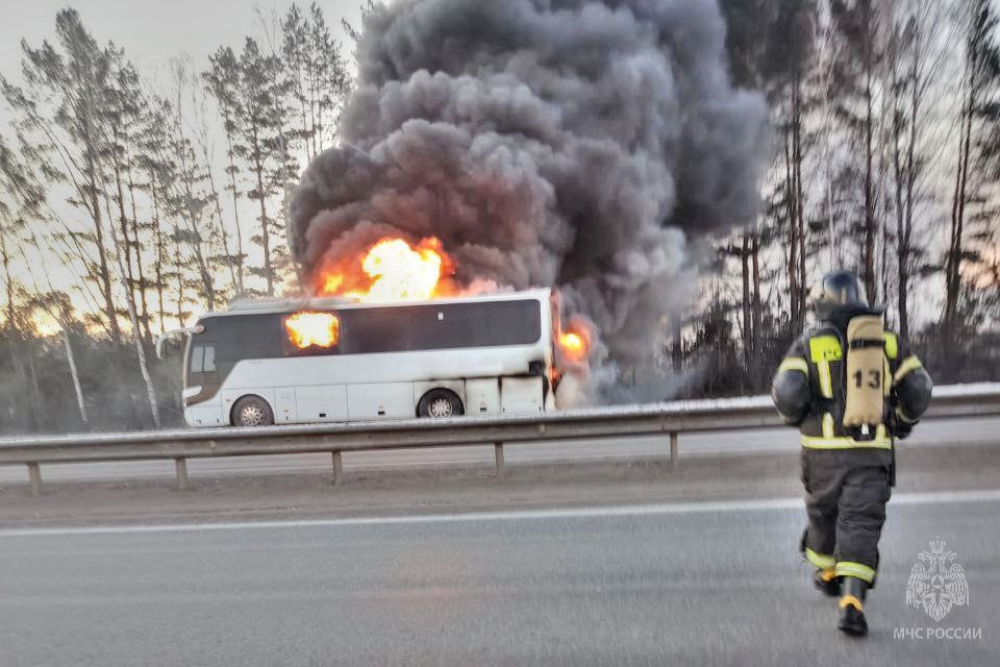 В Тюменской области на трассе сгорел автобус