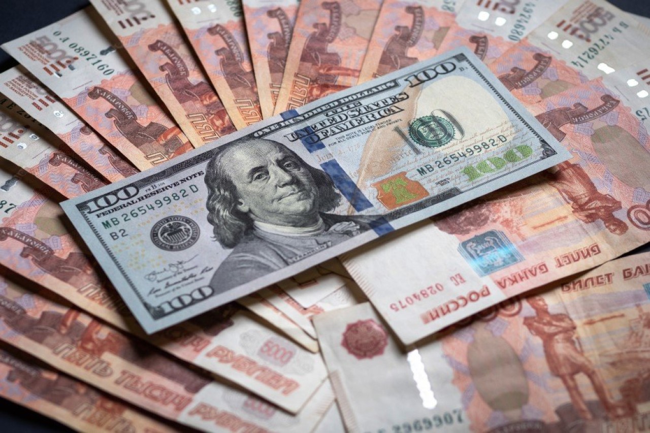 По 50 копеек в месяц: рубль планируют девальвировать до 98 за доллар