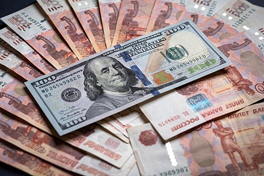 По 50 копеек в месяц: рубль планируют девальвировать до 98 за доллар