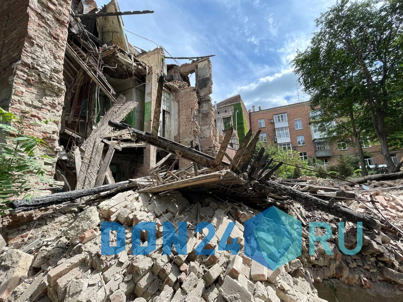 Фоторепортаж: в центре Ростова рухнула стена аварийного дома