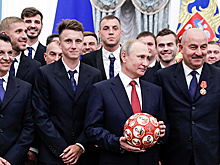 Путину подарили мяч "без жучков"