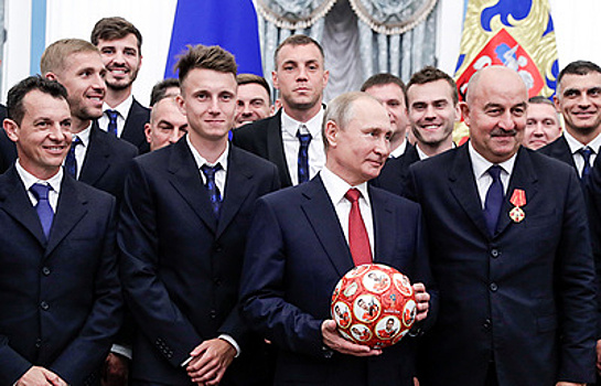 Путину подарили мяч "без жучков"