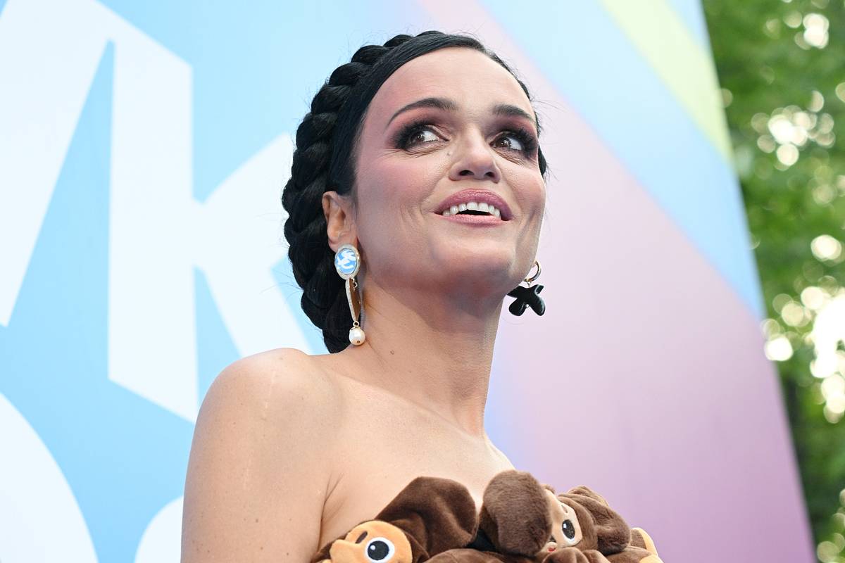 Славу сравнили с Пугачевой и призвали гнать со сцены