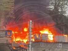 Сочинские спасатели борются с огнем в парке строительных вагончиков