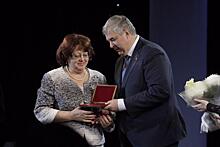 Трудовые коллективы и заслуженных работников наградили в Чехове
