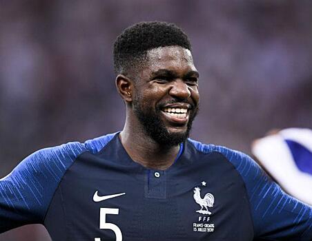 «Ну, это перебор»: защитник сборной Франции искупался в душе с Кубком Мира