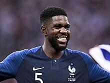 «Ну, это перебор»: защитник сборной Франции искупался в душе с Кубком Мира