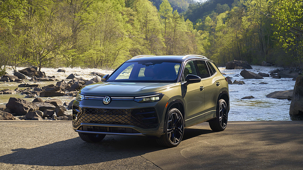 Кроссовер Volkswagen Tiguan для рынка Северной Америки получил флагманскую версию. Исполнение SEL R-Line Turbo обзавелось 2,0-литровым 272-сильным турбомотором в сочетании с 8-ступенчатой автоматической коробкой передач и полным приводом 4Motion.