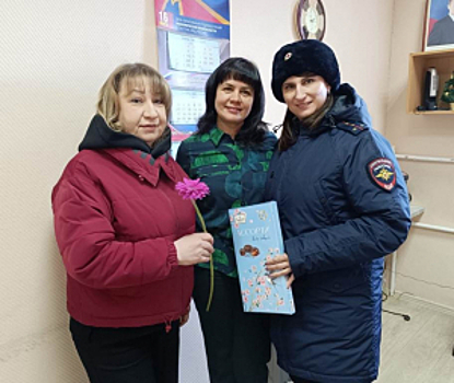 В подмосковном Воскресенске полицейские и общественница присоединились к акции «8 Марта - В каждый Дом!»