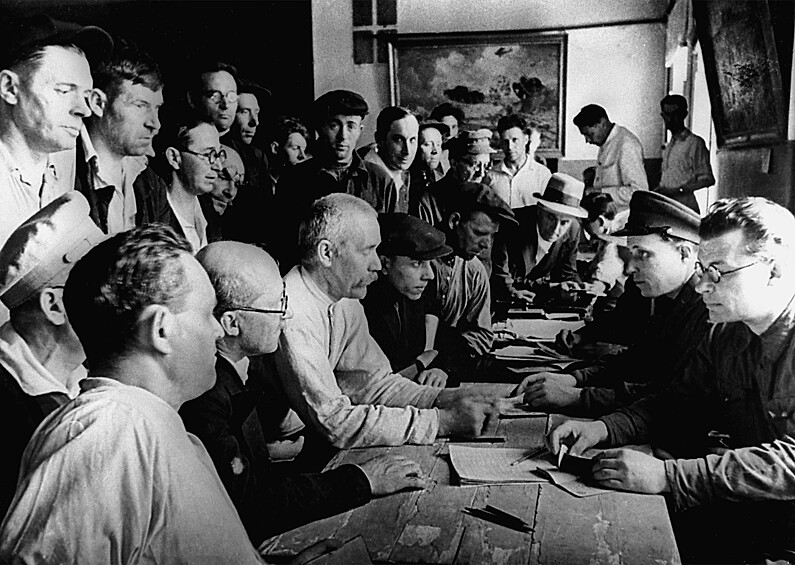 На снимке: москвичи записываются в ряды народного ополчения.