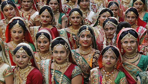 Алмазный магнат в Индии устроил свадьбу сразу для 250 неимущих пар, и получилось роскошно