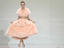 Делевинь и Суинтон на сцене, а Макрон и Бруни в зале: как прошел вечер памяти Карла Лагерфельда