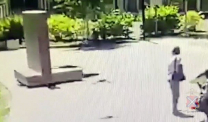Повреждение арт-объекта в сквере Пахмутовой в Волгограде попало на видео