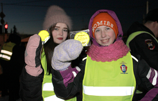 В Тюменской области полицейские и общественники организовали флешмоб, направленный на популяризацию световозвращателей