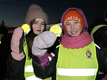 В Тюменской области полицейские и общественники организовали флешмоб, направленный на популяризацию световозвращателей