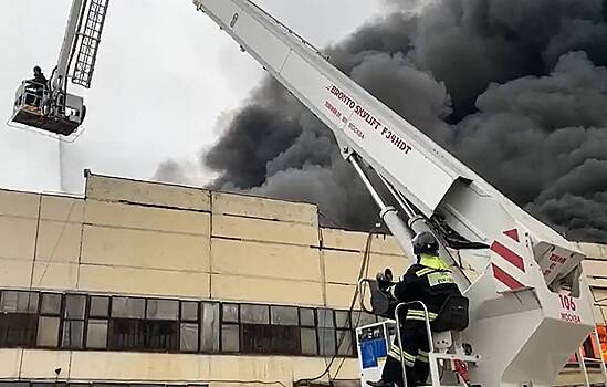При тушении склада в Москве пострадал пожарный