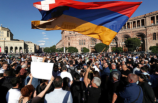 Азербайджан продолжает заявленные «антитеррористические мероприятия» в Карабахе. В Ереване протестующие заблокировали здание правительства