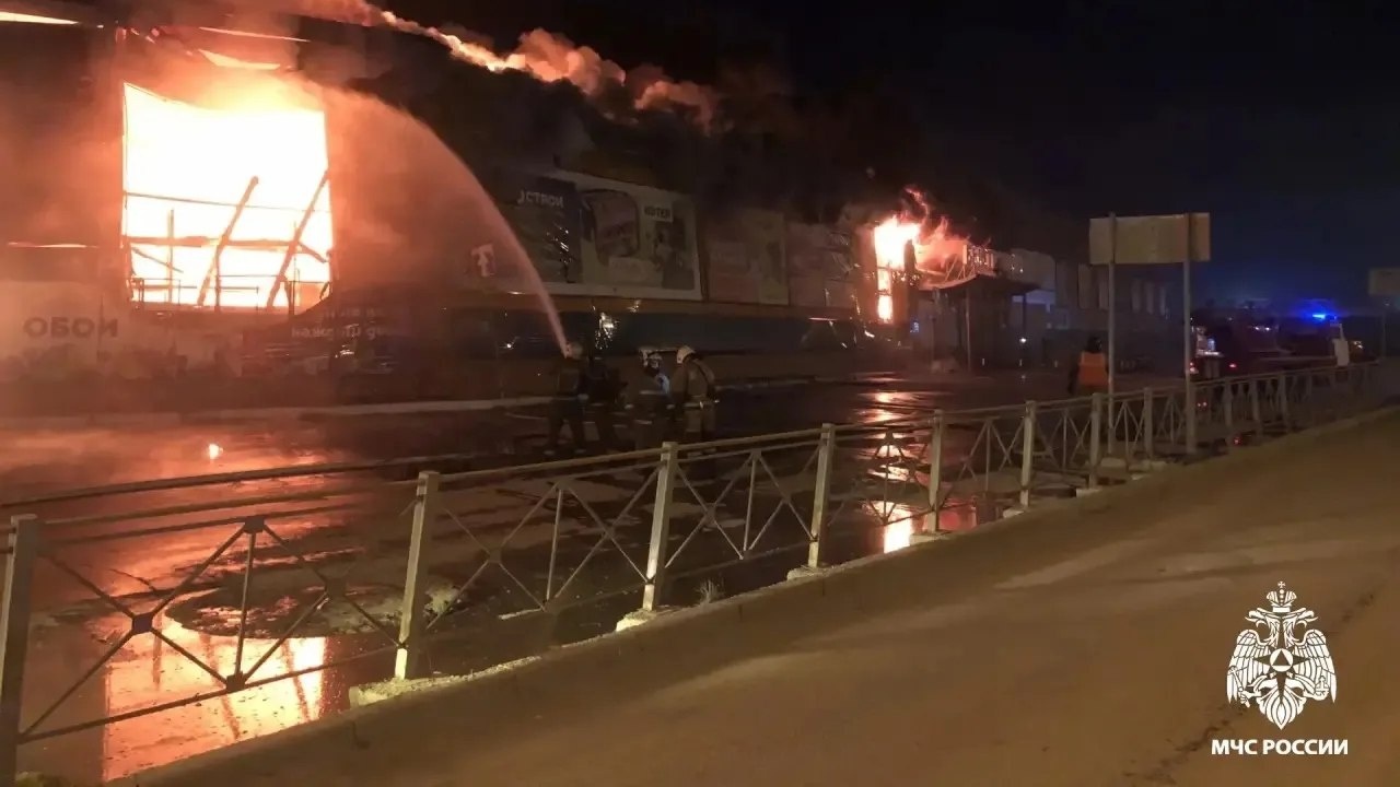 В Новосибирской области на площади 5000 квадратных метров горит торговый центр