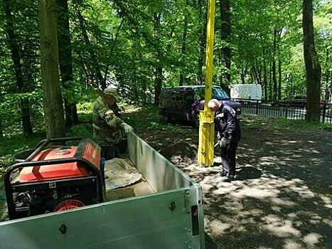 Чтобы водители не парковались: в парке на Донского установили шлагбаум