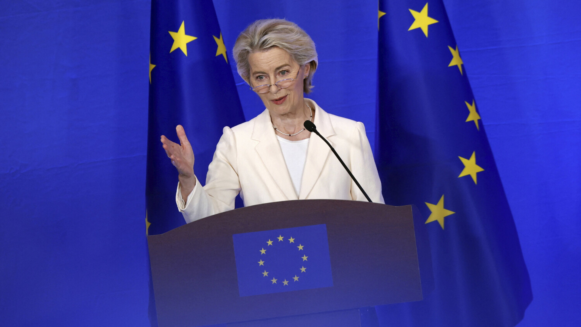 Фон дер Ляйен: ЕС выступает против изменения границ Украины и ограничений ВСУ