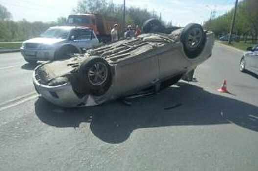 Легковушка опрокинулась на улице Челябинска