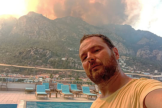 В Сети осудили снимки на фоне пожарища в Турции