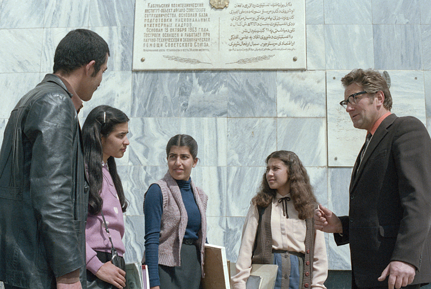 Преподаватель архитектурного факультета из Вильнюса Л. Сырус (справа) беседует с афганскими студентами 