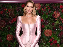 Атласный топ-корсет и брюки в пайетках: Перминова в total pink блеснула на театральной премии в Лондоне