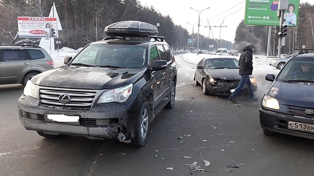 Авария и погасшие светофоры привели к коллапсу на Бердском шоссе