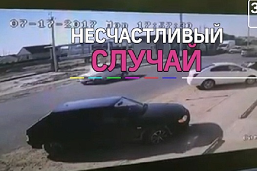 Машина сбила пешехода после ДТП в Казахстане