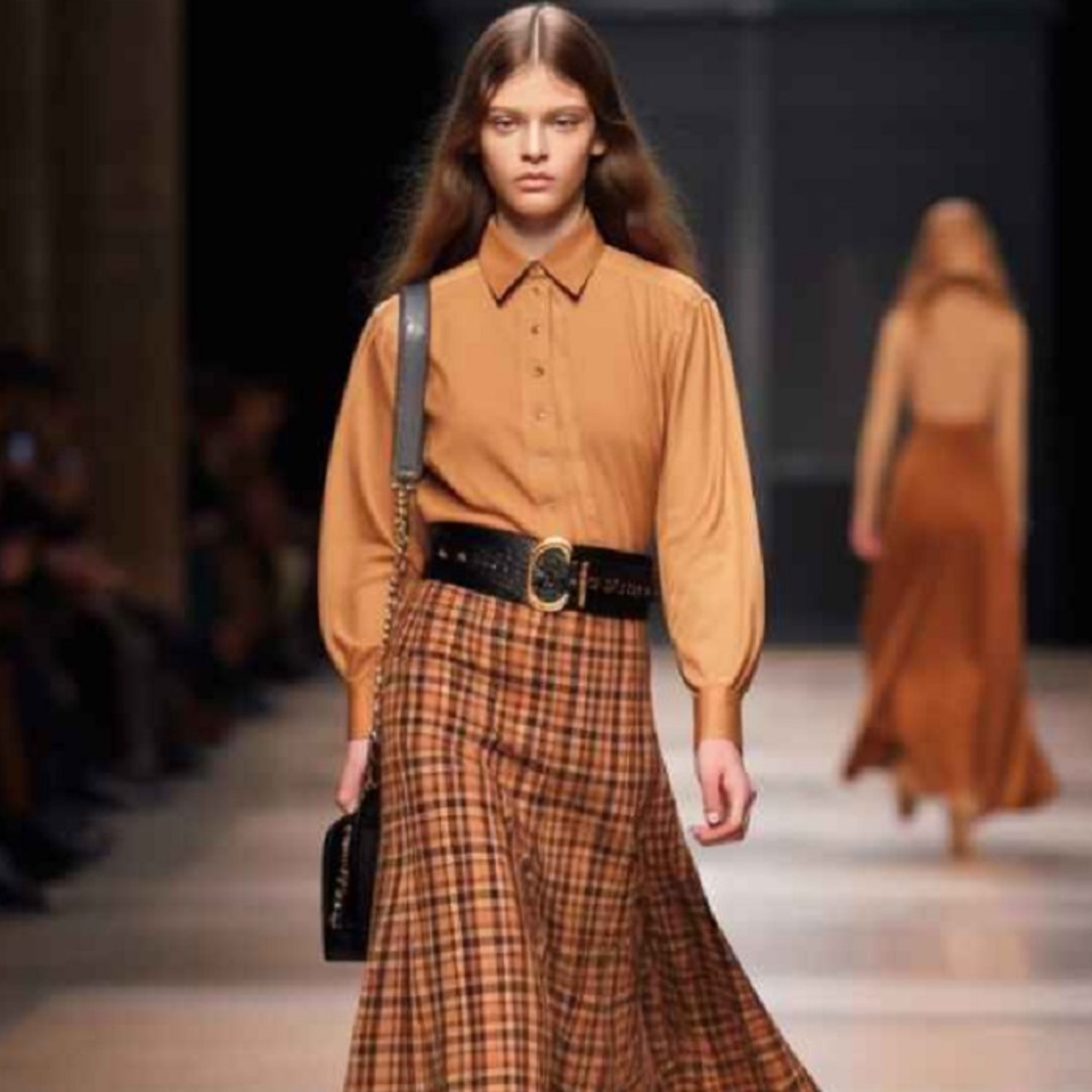 Модные юбки 2024 женские тренды. Фюсун линдер образы 2020. Модные юбки в 2024 году женские какие. Стильные юбки. Образы с юбкой 2024.