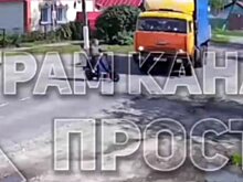 В Мокшане КамАЗ на полном ходу сбил подростков - видео
