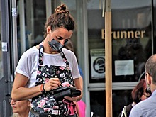 Официантка получила огромные чаевые от незнакомцев