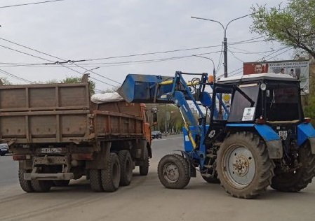Коммунальщики ежедневно ведут работы по благоустройству Оренбурга